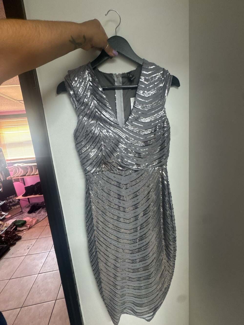 Windsor Peuter Sequin V-Neck Sleeveless Midi Dress